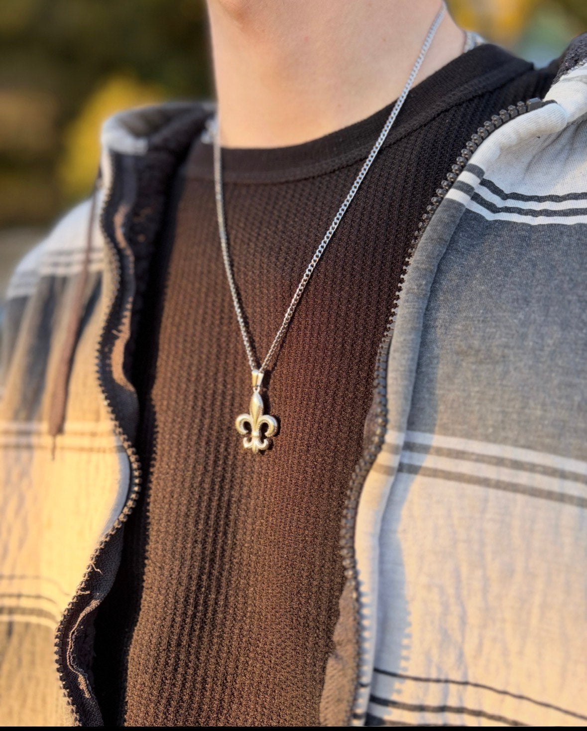 SILVER FLEUR-DE-PENDANT NECKLACE