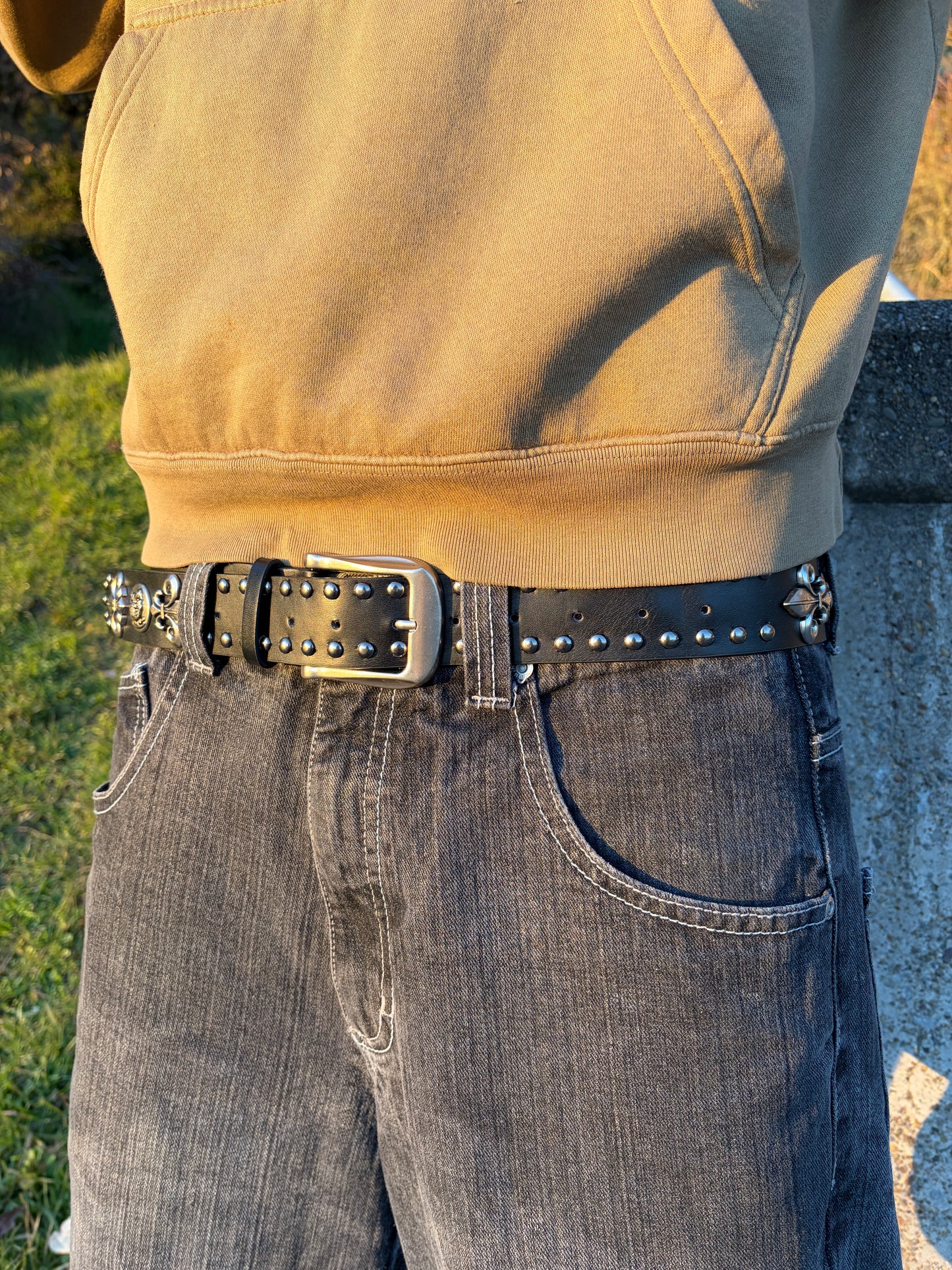 ONYX FLEUR-DE-LIS STUDDED BELT