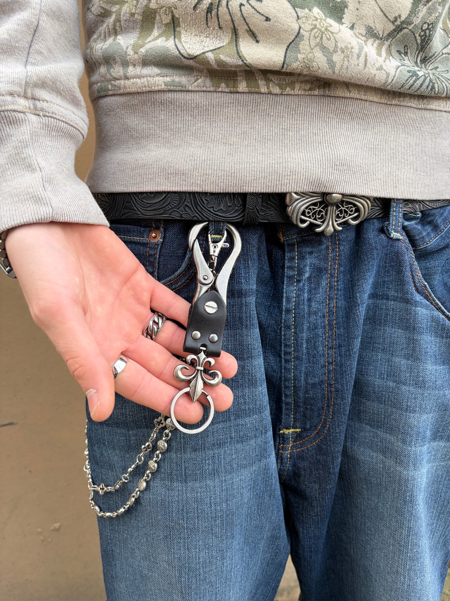 ONYX FLEUR DE LIS KEYCHAIN