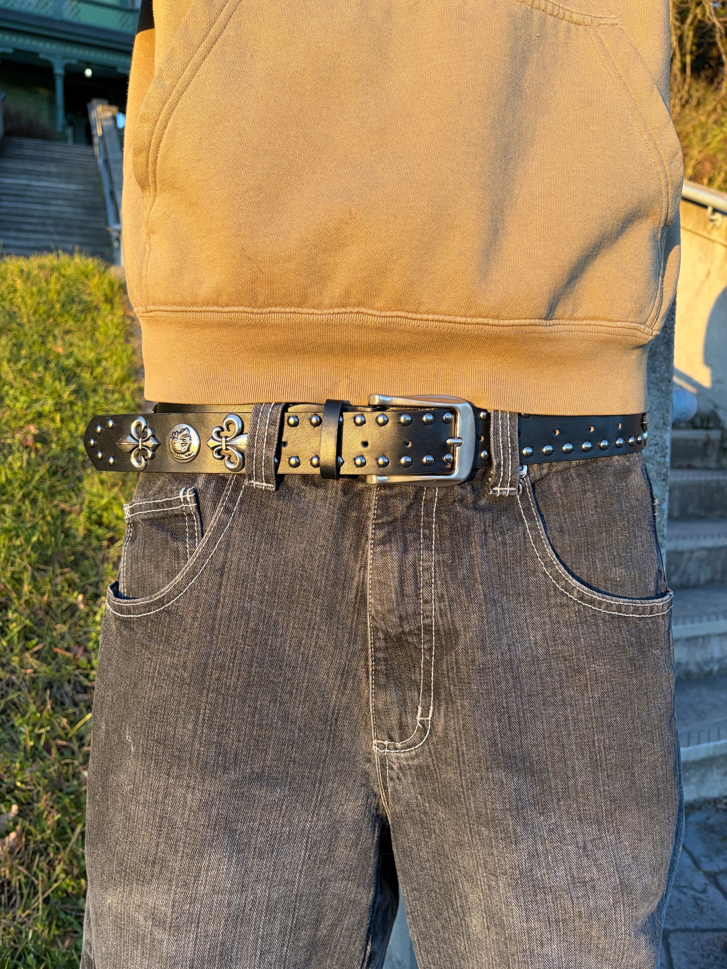 ONYX FLEUR-DE-LIS STUDDED BELT